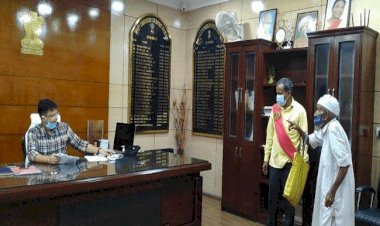 धनबाद: डीसी के जनता दरबार में 80 वर्षीय मनोवर खान, 70 साल के गोविंद विश्वकर्मा व दिव्यांग विजय की समस्या का त्वरित  निष्पादन