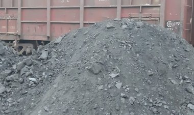 धनबाद: सिंदरी  मार्शलिंग यार्ड साइडिंग में कोयले व छाई मिलवाटी का खेल ,लाखों का वारा-न्यारा  (देखें VIDEO)