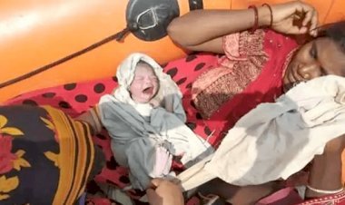 बिहार: बाढ़ प्रभावित पूर्वी चंपारण में NDRF की बोट पर महिला ने दिया बच्ची को जन्म