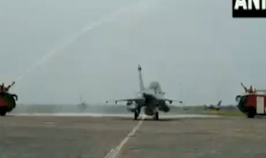 फ्रांस से आये पांचों राफेल विमान की अंबाला में हैप्पी लैंडिंग, Water Salute से स्वागत (देखें VIDEO)