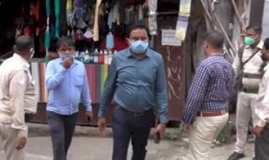 धनबाद :एसडीएम का हीरापुर मार्केट में औचक निरीक्षण,सोशल डिस्टैंसिंग की अनदेखी, पांच दुकानें सील