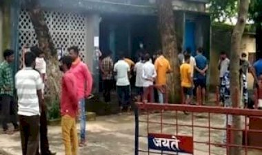 धनबाद:सुदामडीह में ASI  ने बजरंग दल के कार्यकर्ता को पीटा, पुलिस स्टेशन घेराव हंगामा, कार्रवाई की मांग