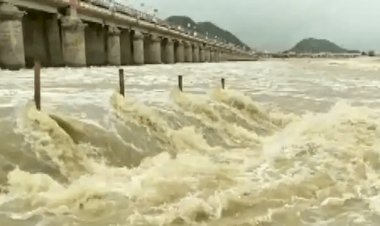 आंध्रप्रदेश में गोदावरी नदी उफनायी,लगभग 155 गांव बाढ़ के पानी में डूबे, 8000 लोग रिलीफ कैम्प भेजे गये