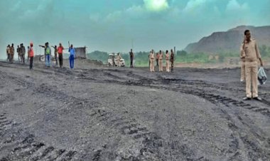 धनबाद: ऐना कोलयिरी में पुलिस की मौजूदगी हुई ट्रकों की लोडिंग, ड्रोन कैमरे से चप्पे-चप्पे पर रखी जा रही थी नजर