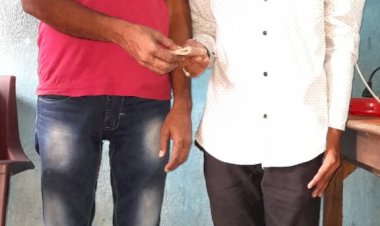 धनबाद: रणविजय सिंह ने दिवंगत पत्रकार मो. जहीरउद्दीन के बेटे को दी सहायता राशि