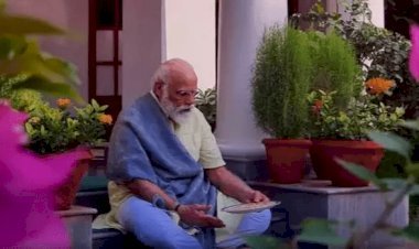 नई दिल्ली: फुर्सत के समय PM नरेंद्र मोदी प्रधानमंत्री आवास में मोर को खाना खिलाना नहीं भूलते (देखें VIDEO)