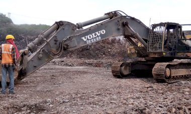 धनबाद: बीसीसीएल ब्लॉक टू बेनीडीह में आउटसोर्सिंग कंपनी के ऑपरेटर को जिंदा जलाने का प्रयास, शावेल मशीन फूंकी