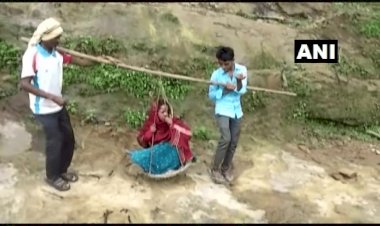 छत्तीसगढ़: मां और बच्चे को पालकी में बिठाकर छह किलोमीटर दूर एंबुलेंस तक पहुंचाया, नहीं है रोड