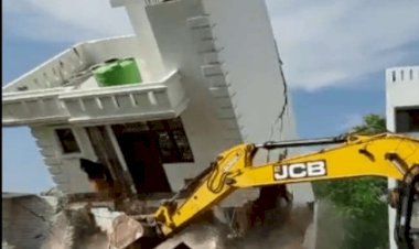 यूपी: लखनऊ में माफिया मुख्तार अंसारी के बेटों की दो बिल्डिंग ध्वस्त, विरोध करने वालों को  पुलिस ने खदेड़ा