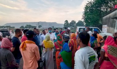 धनबाद: झारखंड कांग्रेस के सचिव रणविजय भटमुरना और आकाशकिनारी बस्ती पहुंचे, लोगो की समस्याओं से हुए अवगत