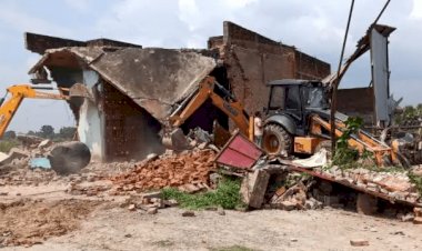 यूपी: मऊ में मुख्तार अंसारी गैंग के स्लॉटर हाउस पर चला बुलडोजर, बिना नक्शा पास कराये हुआ था निर्माण