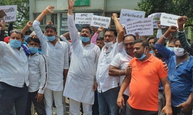 धनबाद:  फ्रेंड्स ऑफ संतोष सिंह का बीसीसीएल बस्ताकोला एरिया अ़फिस पर प्रदर्शन, डेको के खिलाफ कार्रवाई की मांग