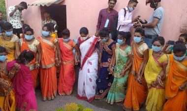 धनबाद: करमा महोत्सव में महिलाओं के साथ झरिया एमएलए पूर्णिमा नीरज सिंह ने भी किया पारंपरिक नृत्य