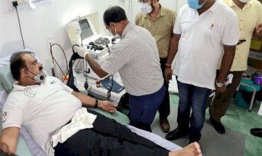 झारखंड: पेयजल स्वच्छता मंत्री मिथिलेश ठाकुर ने डोनेट किया प्लाज्मा, जिला प्रशासन ने प्रति रक्षक प्रमाण पत्र दिया