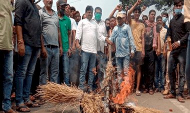 धनबाद: बीसीसीएल के नोटिस से भूली टाउनशिप में जनाक्रोश, बीटीए मैनेजर का पुतला दहन, रोड जाम