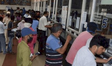 धनबाद: बुकिंग खुलने के एक घंटे में लुधियाना एक्सप्रेस फुल, टिकट लेने को धक्का मुक्की पर आरपीएफ ने चटकाई लाठियां 