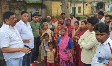 धनबाद: AICC मेंबर संतोष सिंह दोबारी रजवार बस्ती पहुंचे, ग्रामीणों से मिलकर उनकी समस्याएं सुनी (देखें VIDEO)