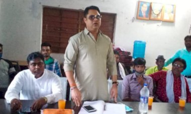 धनबाद: रणविजय सिंह ने भीमकनाली में महिलाओं के ग्रुप को पांच सिलाई मशीन उपलब्ध कराये