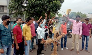 धनबाद: फ़्रेंडस ऑफ संतोष सिंह समर्थको ने बीसीसीएल बस्ताकोला के जीएम और प्रोजेक्ट अफसर का पुतला दहन किया