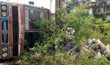 रामगढ़: रांची-पटना फोरलेन रोड पर ब्रेक फेल होने से ट्रक पलटा, ग्रामीणों ने लूट लिया 200 बोरी छुहारा 