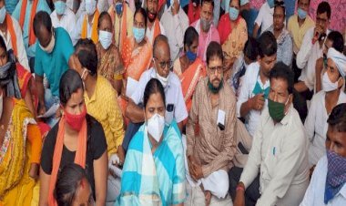 Dhanbad News:मुगमा जीएम के खिलाफ धरना पर MLA अर्पणा, नकली शराब जब्त, NHAI ने जारी किया हेल्पलाइन नंबर