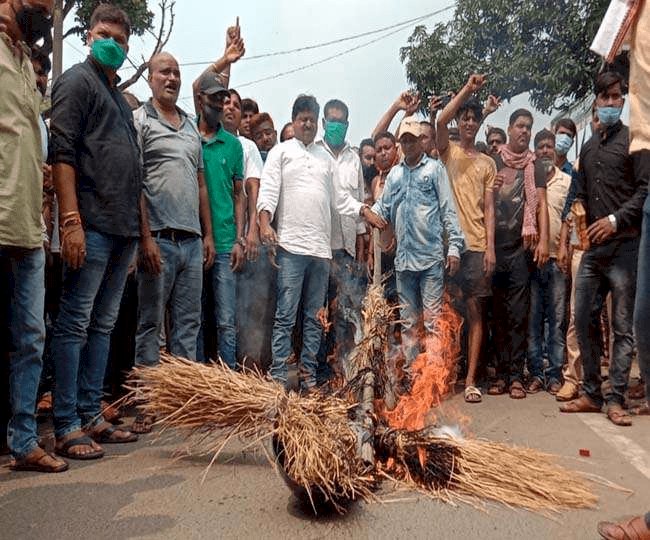 धनबाद: बीसीसीएल के नोटिस से भूली टाउनशिप में जनाक्रोश, बीटीए मैनेजर का पुतला दहन, रोड जाम