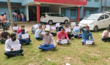 धनबाद: छात्र युवा संघर्ष मोर्चा ने बीबीएमकेयू में धरना दिया, एग्जाम सेंटर हेडक्वार्टर लाने की मांग (देखें VIDEO)