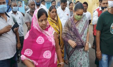 धनबाद: लोदना बाबूबासा से भूधंसान प्रभावितों से मिली झरिया  MLA पूर्णिमा नीरज सिंह, मदद का दिया आश्वासन