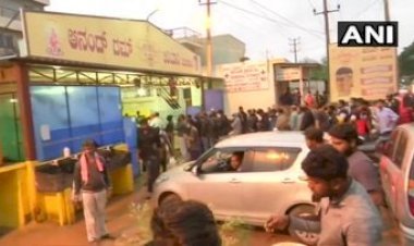 कर्नाटक: बिरयानी की दुकान पर लगती है 1.5 किमी लंबी लाइन, सुबह चार बजे से कस्टमर्स करते हैं इंतजार