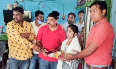 धनबाद: तेतुलमारी की छात्रा रिया कुमारी निषाद  को दिनेश महतो ने किया सम्मानित