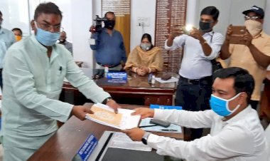 झारखंड: जेएमएम कैंडिडेट बसंत सोरेन ने दुमका से किया नॉमिनेशन, सीएम हेमंत ने की छोटे भाई की हौसला अफजाई