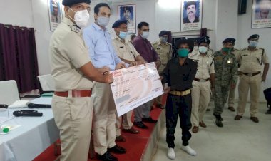 झारखंड: रांची SSP की पहल पर पांच लाख का इनामी नक्सली बोयदा पाहन ने तीन सहयोगियों के साथ किया सरेंडर