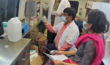 धनबाद:मोबाइल फूड टेस्टिंग लैबोरेट्री से की गई मिठाई दुकानों में जांच 