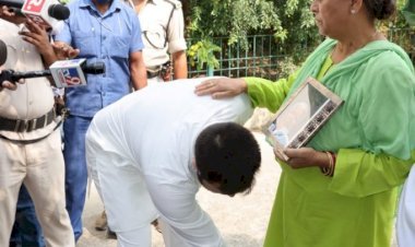 Bihar Assembly Election 2020: मां और बड़े भाई तेजप्रतााप के पैर छूकर नॉमिनेशन करने निकले तेजस्वी, राबड़ी बोलीं- लालू को कर रही हूं मिस