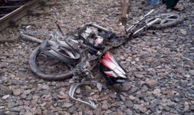 धनबाद: हावड़ा-नई दिल्ली रेल रूट के रेंगुनी फाटक पर बाल-बाल बची Ajmer-Sealdah Express, बाइक चकनाचूर