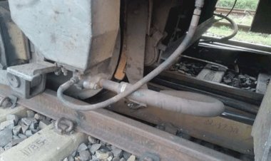 धनबाद स्टेशन के बरमसिया आउटर पर मालगाड़ी के दो इंजन बेपटरी