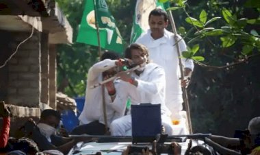 Bihar Assembly Election 2020: तेज प्रताप अपने पिता लालू यादव के स्टाइल में कर रहे हैं चुनाव प्रचार, बांसुरी बजाकर,कार की छत पर बैठकर मांग रहे हैं वोट