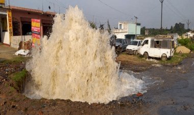 धनबाद: गोविंदपुर  में जीटी रोड पर मैथन जलापूर्ति योजना की पाइप लाइन फटी, टाउन में वाटर सप्लाई ठप्प