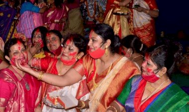 धनबाद:कोयलांचल में नम आंखों से मां दुर्गा की विदाई,  महिलाओं ने खेला सिंदूर खेल