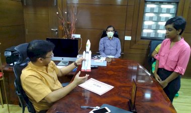 धनबाद:इसरो साइबरस्पेस प्रतियोगिता में प्रथम आने वाली सुब्रोनीता को डीसी ने किया सम्मानित
