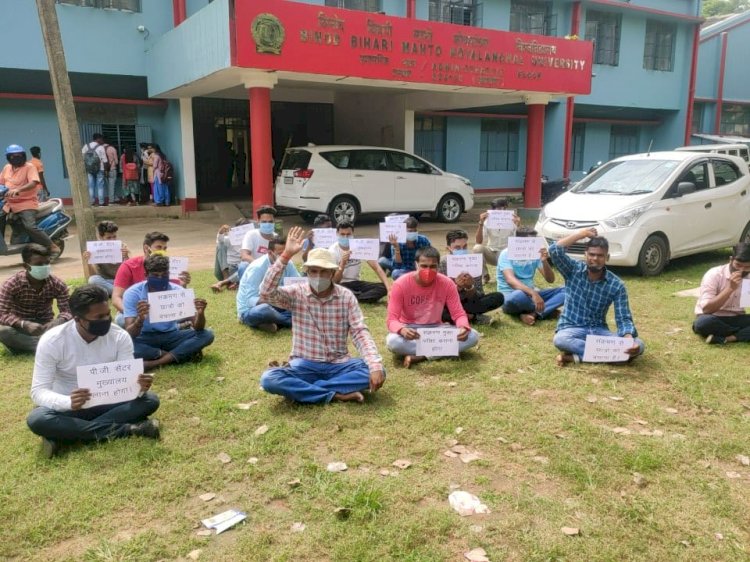 धनबाद: छात्र युवा संघर्ष मोर्चा ने बीबीएमकेयू में धरना दिया, एग्जाम सेंटर हेडक्वार्टर लाने की मांग (देखें VIDEO)