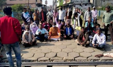 कोडरमा: जेल में कैदी की मौत के बाद परिजनों ने परसाबाद में किया  रेलवे ट्रेेक जाम 