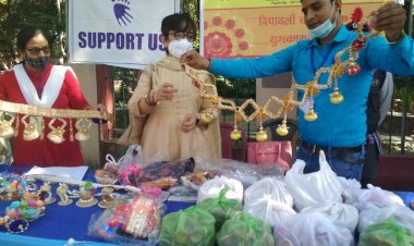 धनबाद: पहला कदम स्कूल के बच्चों के द्वारा निर्मित दीपक,तोरण,मोमबत्ती,फ्लोटिंग मोम दीपक,तोरण,मोमबत्ती,फ्लोटिंग मोम का स्टॉल IIT ISM में लगाया गया 