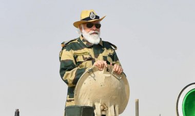 पीएम मोदी ने जैसलमेर में बीएसएफ जवानों के साथ मनायी दीवाली, लोंगेवाला पोस्ट पर शहीदों को दी श्रद्धांजलि