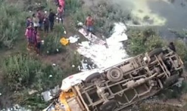 धनबाद: सुदामडीह बिरसा पुल से दूध लोड वाहन दामोदर नदी में गिरा, ड्राइवर और खलासी ने कूदकर बचाई जान