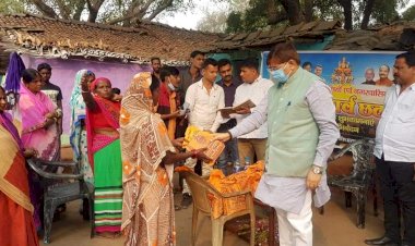 धनबाद:एमएलए राज  सिन्हा ने छठ व्रतियों के बीच बांटी साड़ी