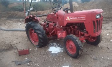 झारखंड: लोहरदगा में नक्सलियों का तांडव, कंपनी मुंशी की गोली मारकर की मर्डर, ट्रैक्टर को बम से उड़ाया