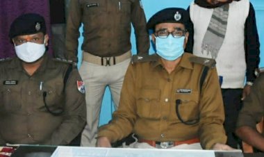 धनबाद: रेलवे स्टेशन पर रिटायर्ड टिस्को स्टाफ के बैग में मिला देशी कट्टा, आरपीएफ ने पकड़ा