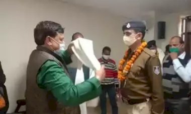 एमपी: रात में पुलिस वालों ने रोकी मिनिस्टर की गाड़ी, अगले दिन पुलिस लाइन पहुंचकर सम्मानित किया