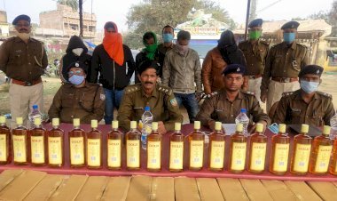 दुमका: हंसडीहा पुलिस ने 720 बोतल के साथ धनबाद के चार युवकों को पकड़ा, झारखंड से बिहार में शराब की तस्करी का खुलासा(देखें VIDEO)